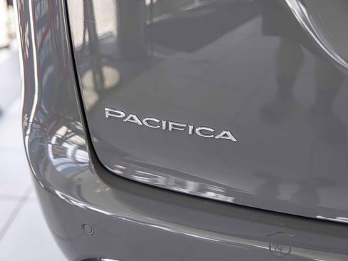 Used 2022 Chrysler Pacifica Touring-L image 17