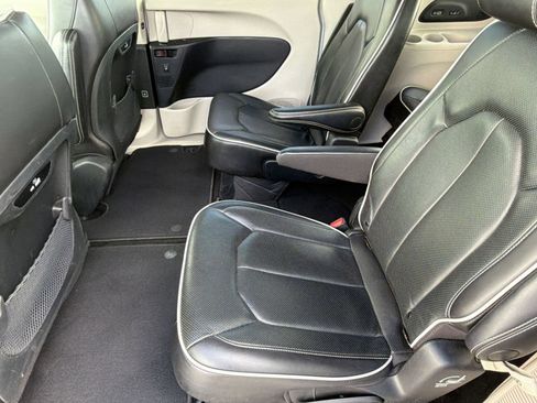 Used 2022 Chrysler Pacifica Limited FWD image 24