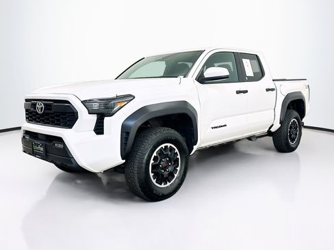 Used 2025 Toyota Tacoma TRD Off-Road image 3