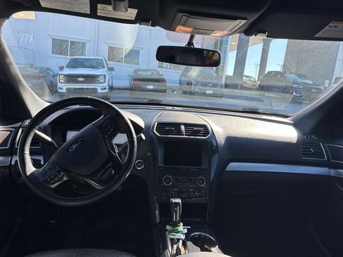 Used 2017 Ford Explorer XLT w/ Equipment Group 202A image 6