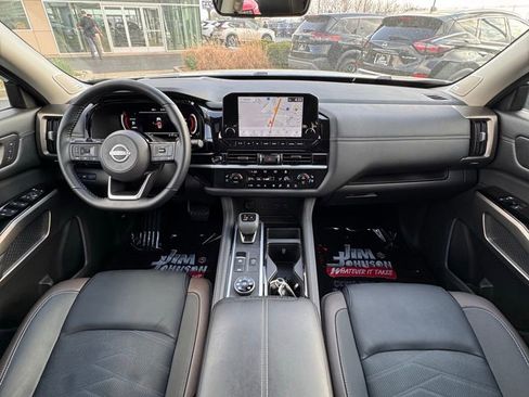 Used 2025 Nissan Pathfinder Platinum image 21