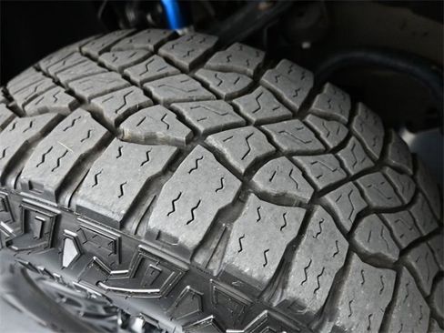 Used 2024 Chevrolet Silverado 2500 ZR2 w/ Technology Package image 40