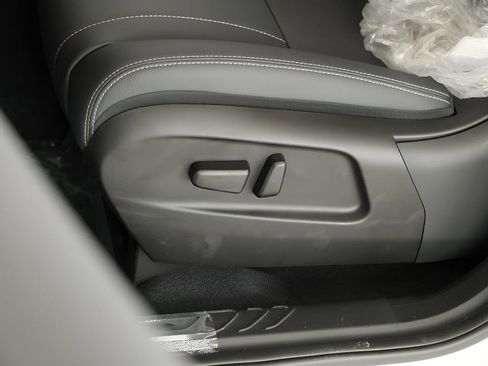 New 2025 VinFast VF 8 Eco image 10