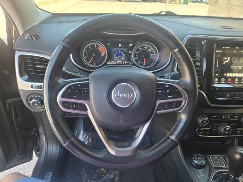 Used 2019 Jeep Cherokee Limited image 12