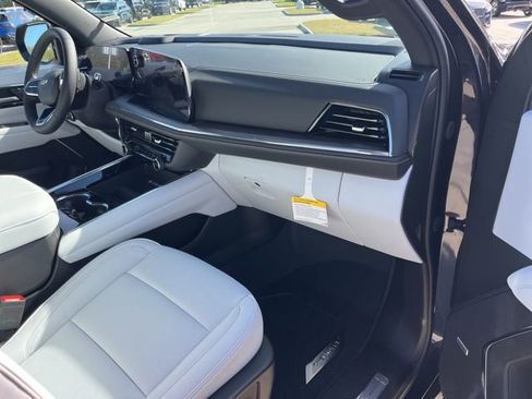 New 2025 Chevrolet Suburban Premier image 40