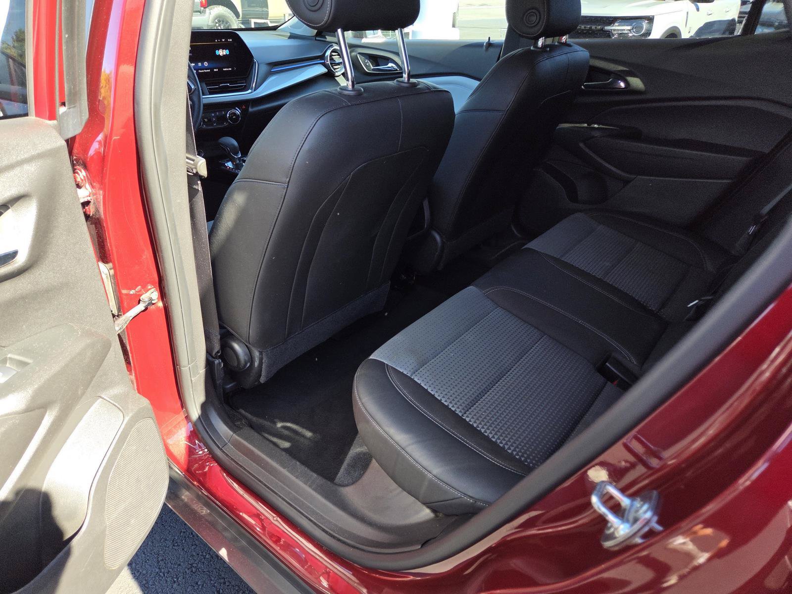 Used 2025 Chevrolet Trax LT w/ LT Convenience Package FWD image 14