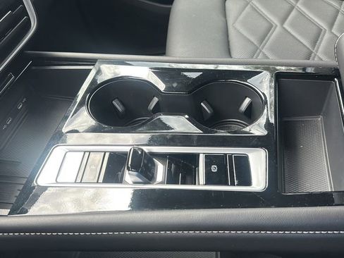 Used 2025 Volkswagen Atlas SE AWD/4WD image 15