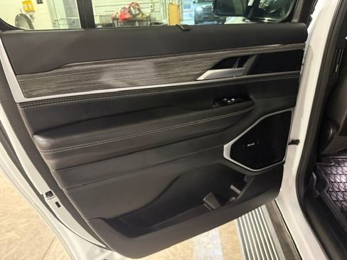 Certified 2024 Jeep Wagoneer L Series III w/ Premium Group I AWD/4WD image 32