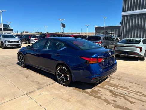 Used 2024 Nissan Altima 2.5 SR w/ SR Premium Package FWD image 2