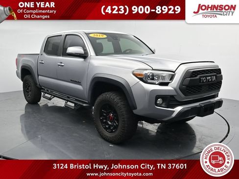 Used 2019 Toyota Tacoma TRD Off-Road AWD/4WD image 1