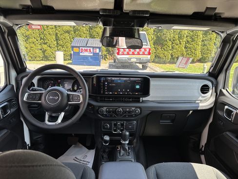 Used 2025 Jeep Wrangler Unlimited Sahara AWD/4WD image 15