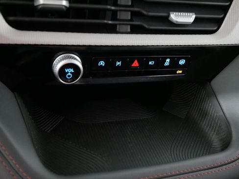 Used 2025 Ford Explorer Active AWD/4WD image 29