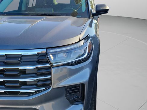 Used 2025 Ford Explorer Active AWD/4WD image 10