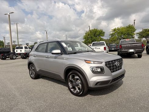 Used 2025 Hyundai Venue SEL FWD image 1