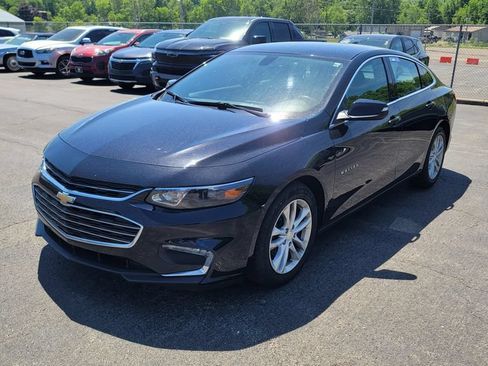 Used 2018 Chevrolet Malibu LT FWD image 2