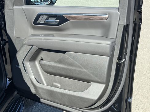 New 2026 Chevrolet Suburban Premier w/ Sun And Tow Package AWD/4WD image 20