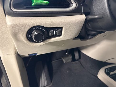 Used 2022 Chrysler Voyager LX image 15