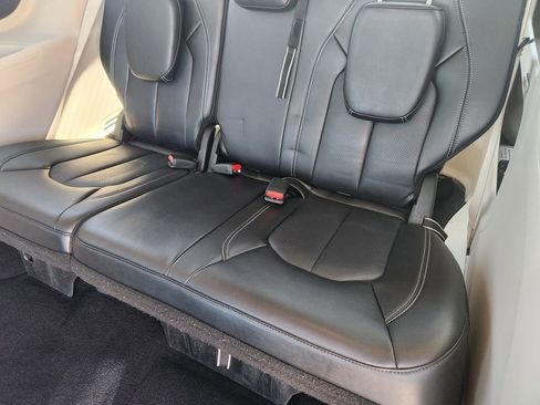 Used 2024 Chrysler Pacifica Touring-L FWD image 29