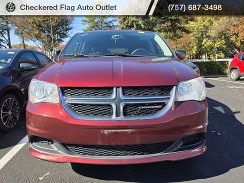 Used 2018 Dodge Grand Caravan SE w/ UConnect Hands-Free Group image 2