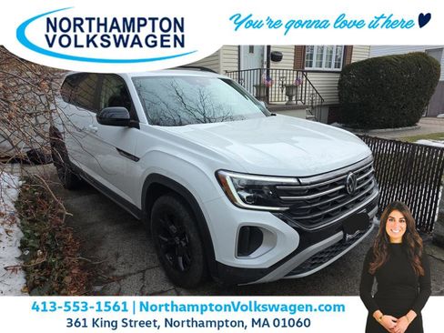 Used 2024 Volkswagen Atlas Peak Edition SE image 1