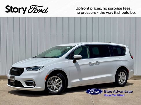 Used 2023 Chrysler Pacifica Touring-L FWD image 1