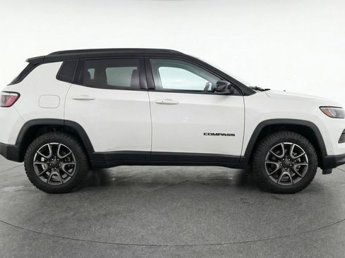 Used 2025 Jeep Compass Trailhawk image 11