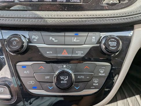 Used 2020 Chrysler Pacifica Limited w/ Advanced Safetytec Group FWD image 21