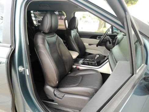 Used 2024 Kia Carnival EX FWD image 26