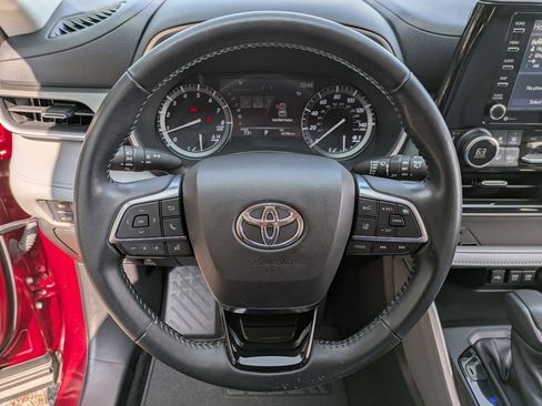 Used 2021 Toyota Highlander XLE image 9