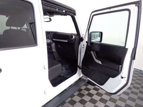 Used 2016 Jeep Wrangler Unlimited Sahara w/ Connectivity Group AWD/4WD image 32