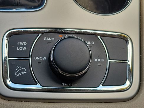 Used 2016 Jeep Grand Cherokee Limited w/ Luxury Group II AWD/4WD image 24