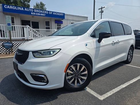 Used 2024 Chrysler Pacifica Limited FWD image 2