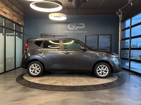 Used 2022 Kia Soul LX w/ Technology Package FWD image 2