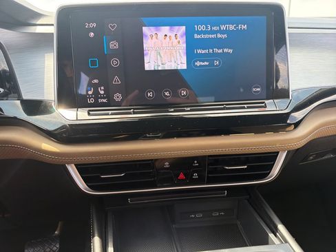 Used 2024 Volkswagen Atlas Cross Sport SE AWD/4WD image 15