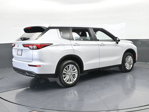 Used 2023 Mitsubishi Outlander ES image 6