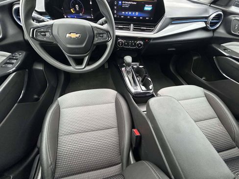 Used 2025 Chevrolet Trax LT FWD image 14