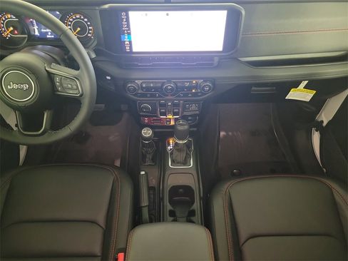 Used 2025 Jeep Gladiator Rubicon image 11