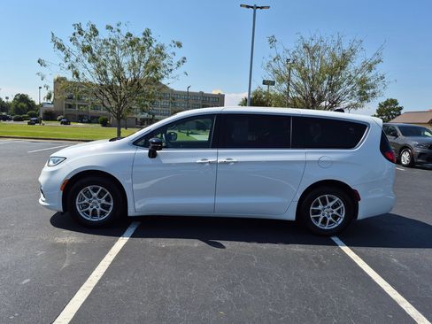 Used 2025 Chrysler Pacifica Select FWD image 6