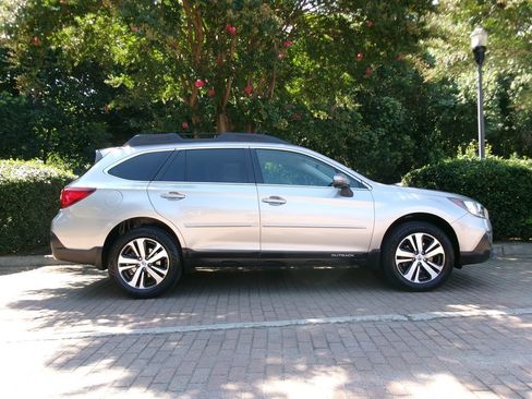 Used 2018 Subaru Outback 2.5i Limited AWD/4WD image 8
