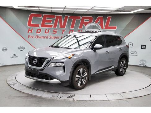 Used 2023 Nissan Rogue Platinum w/ Platinum Premium Package FWD image 2