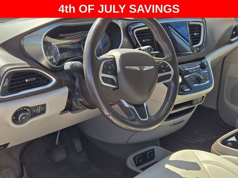 Used 2017 Chrysler Pacifica Touring-L w/ Tire & Wheel Group FWD image 6