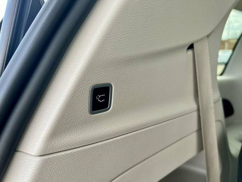 Used 2024 Chrysler Pacifica Touring-L FWD image 9