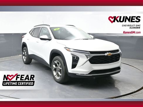Used 2025 Chevrolet Trax LT FWD image 1