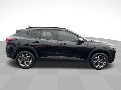 Used 2024 Chevrolet Trax LT w/ LT Convenience Package FWD image 4