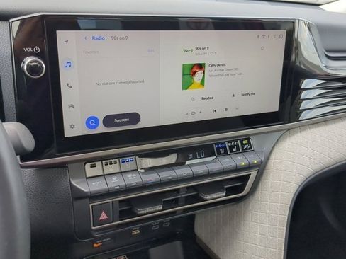 Used 2025 Toyota Camry XLE image 18