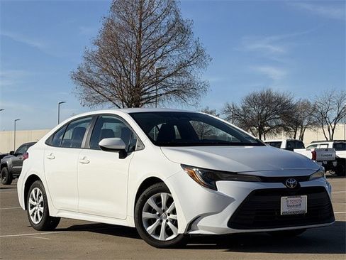 Used 2023 Toyota Corolla LE image 2
