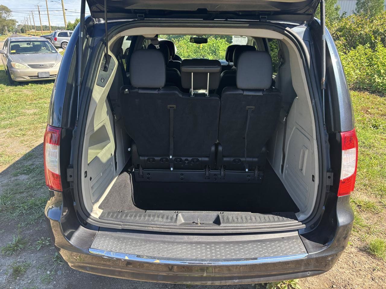 Used 2014 Chrysler Town & Country Touring-L w/ Driver Convenience Group FWD image 21