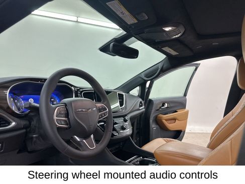 Used 2023 Chrysler Pacifica Pinnacle w/ Trailer Tow Group image 30