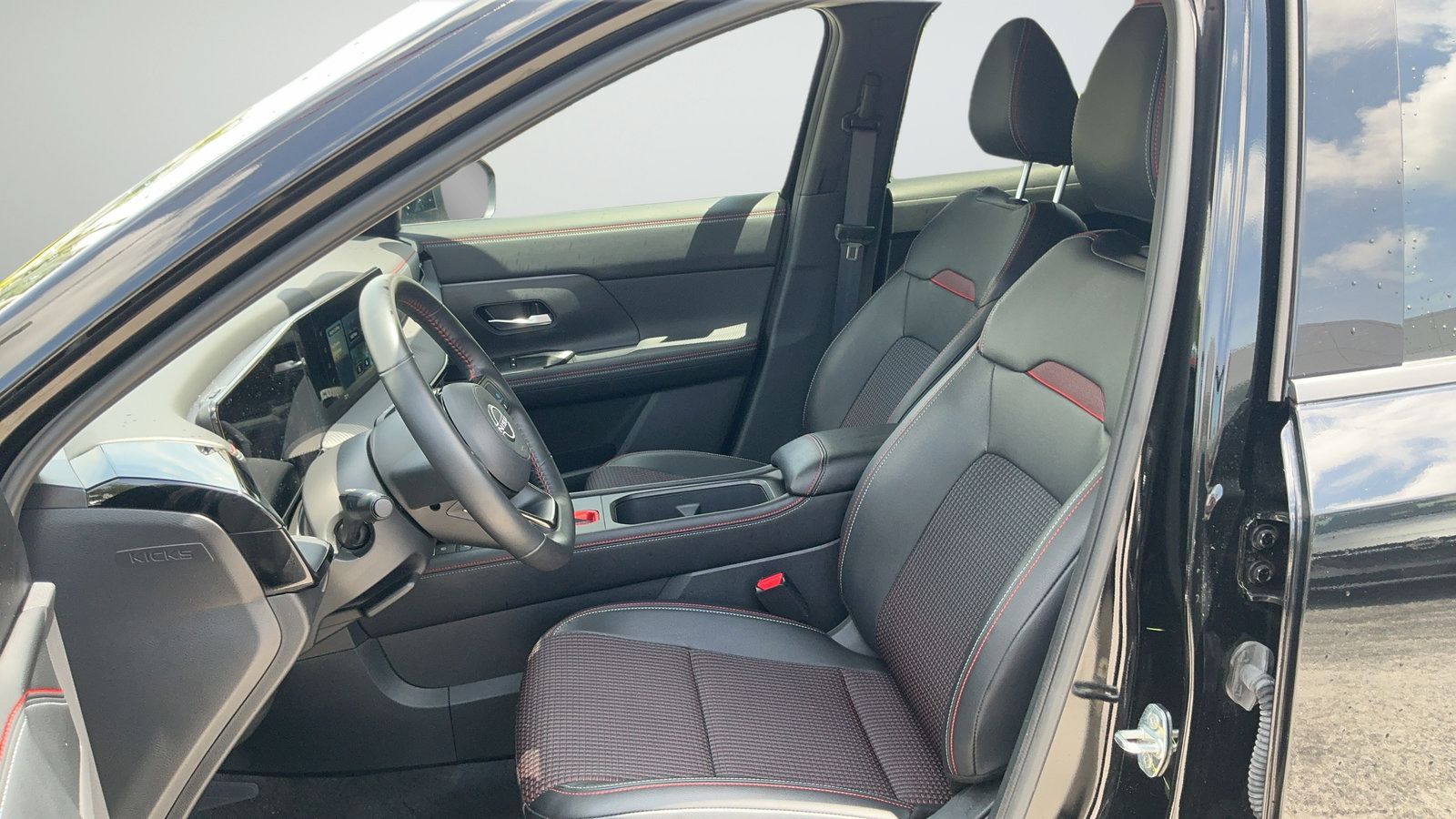 Certified 2025 Nissan Kicks SR FWD image 31