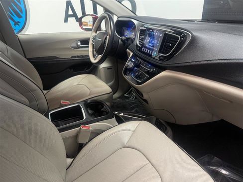 Used 2018 Chrysler Pacifica Limited w/ Advanced Safetytec Group FWD image 9